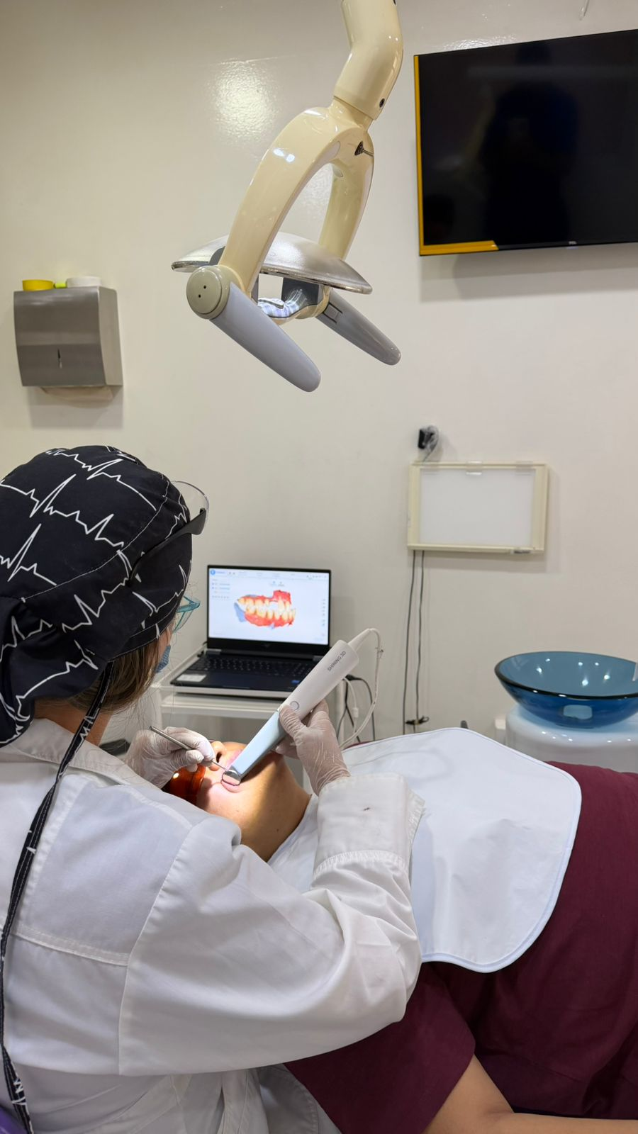 Profesional realizando una valoración odontológica con apoyo de tecnología digital